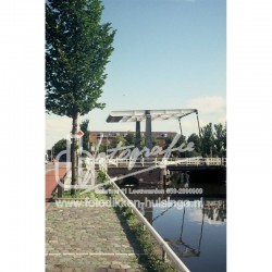 https://shop.fotoboekleeuwarden.nl/28892-home_default/oosterkade-met-vlietsterbrug-en-daar-achter-de-prins-frederik-kazerne-foto-dhr.jpg